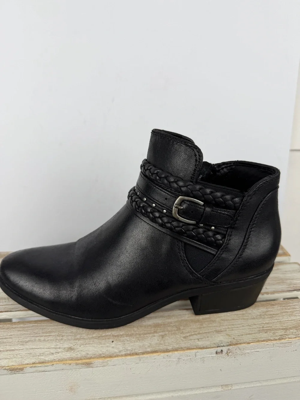 Baretraps Giles boots feature a braided strap detail and a side buckle size 8M
